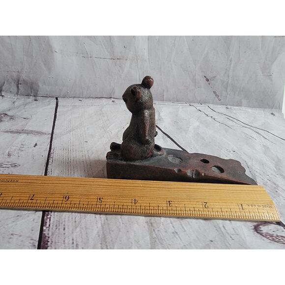 Victorian Trading Co Mouse On Wedge Of Cheese Door Stop Resin - Picture 8 of 8